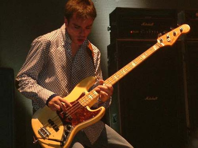 2. Bas gitar çalanların genelde grubun en vasat müzisyeni olması.