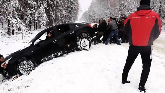 Kara Saplanan Arabayı İnsan Gücüyle Kurtarmak