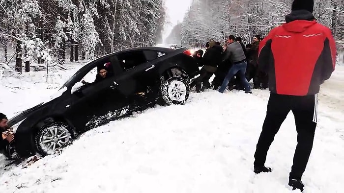 Kara Saplanan Arabayı İnsan Gücüyle Kurtarmak