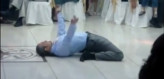 Düğünde Yılandan Daha Güzel Kıvrılan Takım Elbiseli Abi