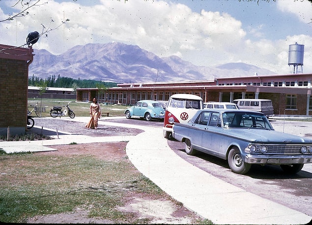 16. Kabil Uluslararası Amerikan Okulu'nun park alanı