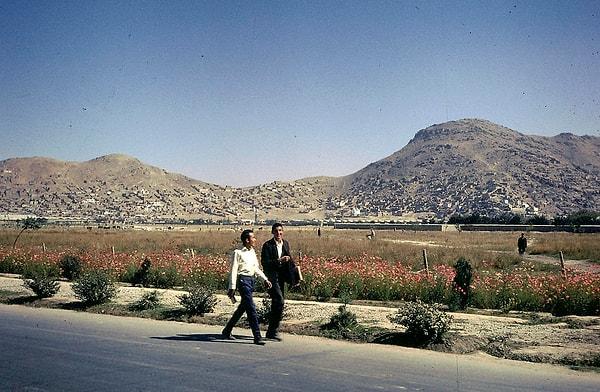 22. Evlerinin yolunu tutmuş iki Afgan