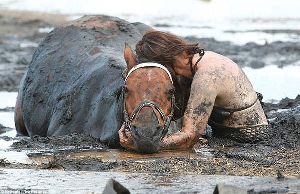 1. Kızını kurtardıktan sonra kendini tekrar çamurun içine atan Nicole, atı yaşam mücadelesi verirken bir saniye bile onun yanından ayrılmadı.