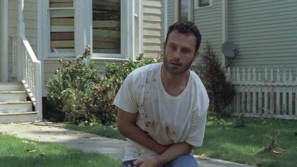 2. Rick'in zombileri öldürmek için ilk kullandığı silah hangisiydi ?