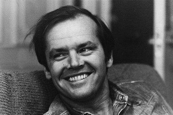 2. Jack Nicholson, babası tarafından küçük yaşta terk edildikten sonra annesi tarafından büyütülmüştür ve annesi garip bir kararla yıllarca kendisini ablası olarak tanıtmıştır.