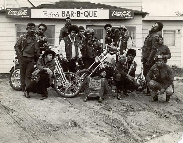 20. The East Bay Dragons, ilk siyahi motorsiklet grubu. Oakland, Kaliforniya, 1960.