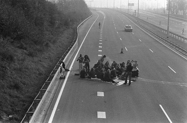 25. Otoyolda piknik yapan bir grup insan, 1973.