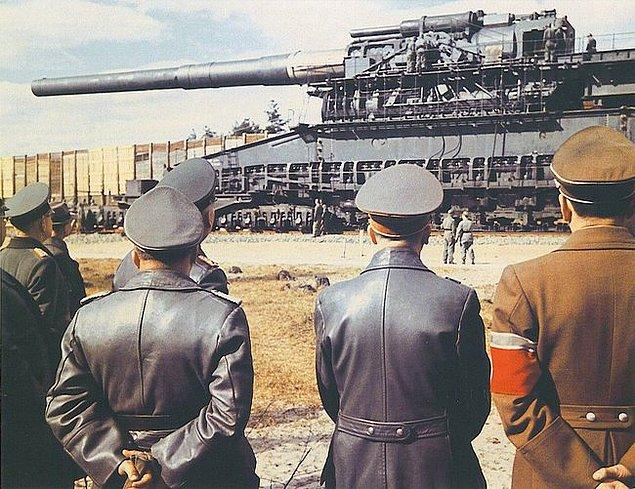 30. Hitler ve Speer, savaşta kullanılan en büyük silaha hayranlıkla bakarken. 1,350 tonluk bir silah, 1941.
