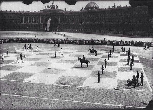 44. Askerlerden oluşturulan insan satrancı. St. Petersburg, Rusya, 1924.