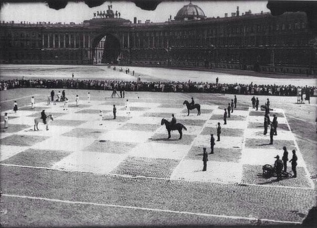 44. Askerlerden oluşturulan insan satrancı. St. Petersburg, Rusya, 1924.