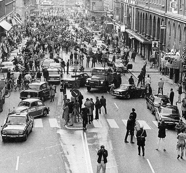 9. İsveçte trafik akışının, yolun solundan sağına taşınmasından sonraki ilk sabah, 1967.