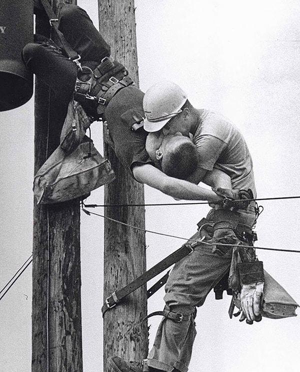 11. Elektrik işçisinin, yüksek voltaja maruz kalan arkadaşını hayata döndürmeye çalışırken verdiği hayat öpücüğü, 1967.