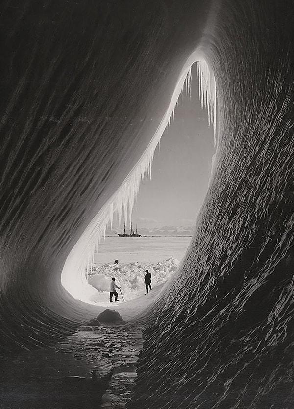14. İngiliz Antartik keşfinde fotoğraflanan, buzulların içindeki mağara, 5 Haziran 1911.