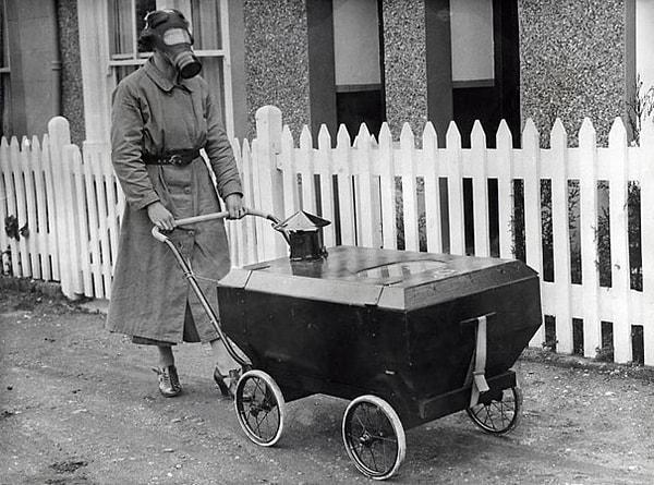 24. Gaz geçirmeyen bebek arabası ile gezen kadın, 1938.