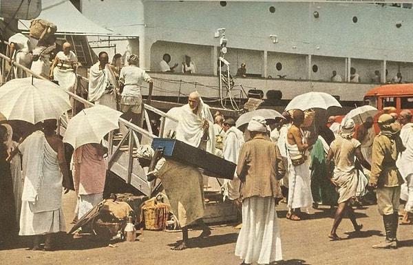 1. Eskiden birçok Hacı adayı Mekke'ye feribotlar ya da gemilerle gelirdi. O zamanlar hava ulaşımı var olsa da, yine de bugünkü kadar yaygın değildi.