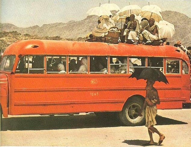 3. Bugün olduğu gibi otobüsler ve yolcu vagonlarıyla Hacı adayları taşınıyordu.