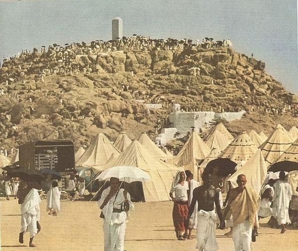 22. Çadırlar Arafat Dağı'nın eteklerine kurulurdu.