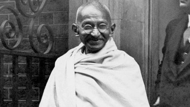 9. İngiltere kralının huzuruna çıkmaya hazırlanan Gandhi'ye, düz kumaştan ibaret klasik giyiminin yeterli olmadığı söylenir.