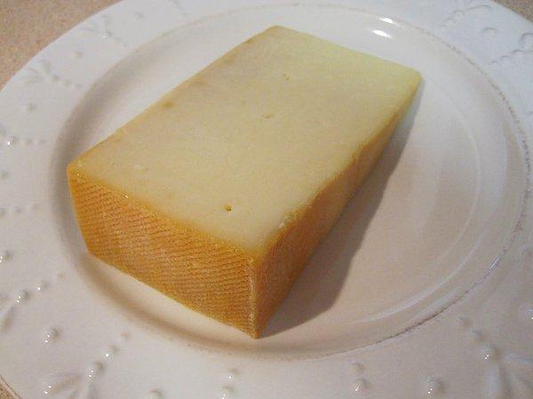6. Elin İsviçrelisi Raclette peynirini eritip yer. Bu peyniri bi’ Karadenizli’ye verip muhlama yapmasını isterseniz kavga çıkar.