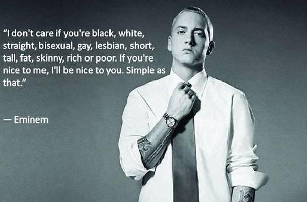 12. Eminem dünyadaki ilk ve tek beyaz rapçidir. Ama kesinlikle ırkçı değildir. Hatta ırkçılarla alay etmektedir.