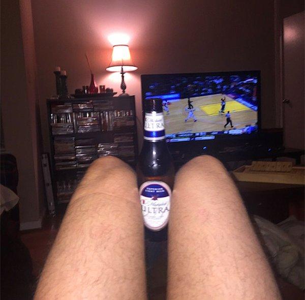 12. Bira, TV  ve çıplak bacaklarım.