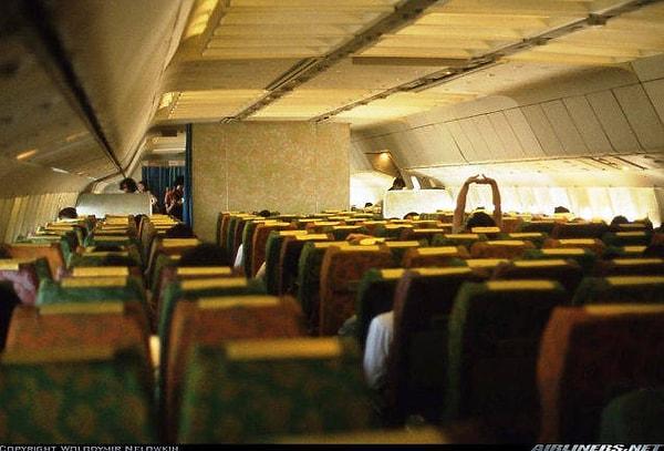 6. Eski uçakların ekonomi bölümünde çantalarımız için ayrılan yer bugüne kıyasla çok daha küçüktü.