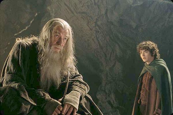 1. Yüzüğü Frodo'ya vermesi.