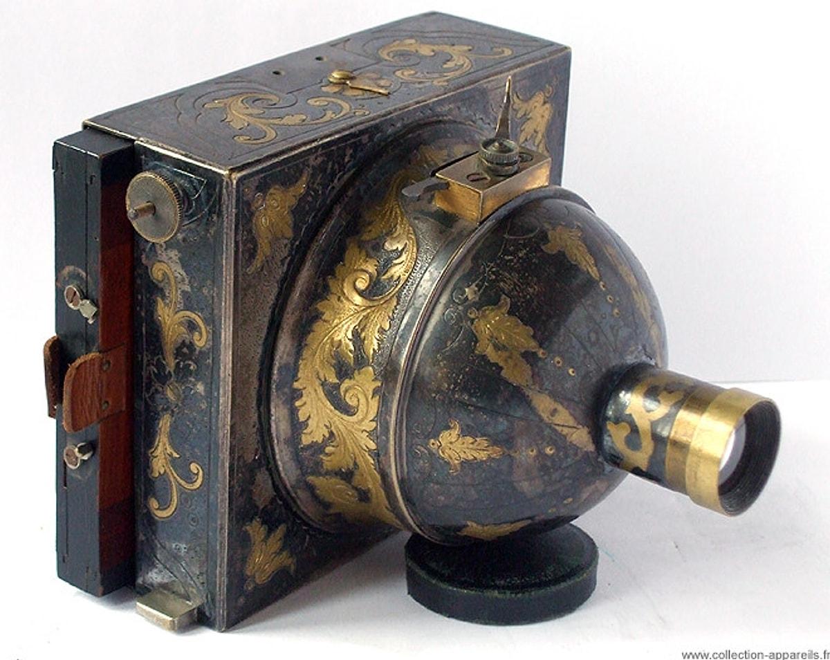 Предмет прошлого времени. Антикварные фотоаппараты. Старинные вещи. Фотоаппарат XIX века. Старинная фотокамера.