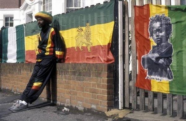 10. Her sokakta böyle renkli kişilikler görebilir , Rastafarianizm ile tanışabilirsiniz !