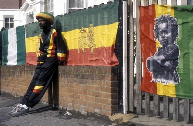 10. Her sokakta böyle renkli kişilikler görebilir , Rastafarianizm ile tanışabilirsiniz !