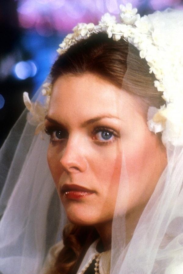 8. Michelle Pfeiffer, 1980 yapımı Falling in Love Again filminde 23 yaşındaydı. Son filmi The Family'de 56 yaşında.