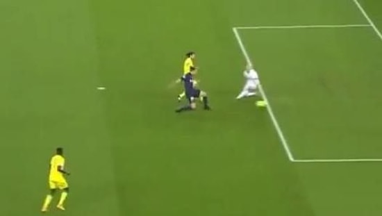 Zlatan İbrahimoviç'in Gol Sevinci Yaşarken Gol Atması