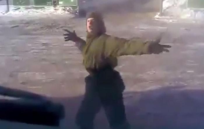Rus Askerinin Koparan Gangnam Dansı