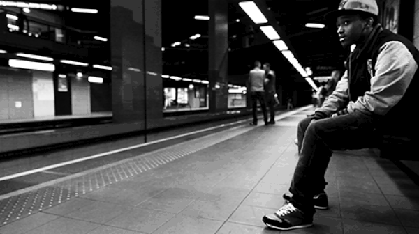Metro İstasyonlarındaki Rutin Kalabalığın 17 Sinemagraf İle İnanılmaz Tasviri