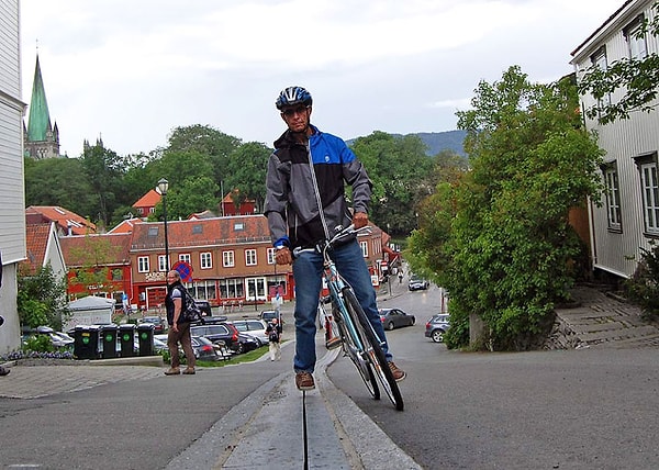 7. Несмотря на высокую стоимость, власти Норвегии не намерены останавливать строение этих эскалаторов, а, наоборот, планируют продолжать развивать передвижение на велосипедах.