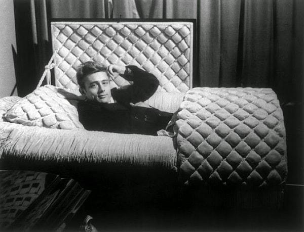 16. James Dean tabut içinde poz verirken, araba kazasında öldüğü senenin hemen başı, 1955