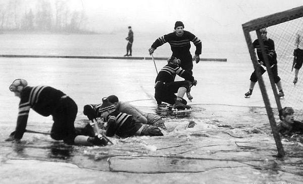 18. İsveç'te alt lig hokey maçı, buzlar kırıldığı için haliyle oynanamıyor, 1959