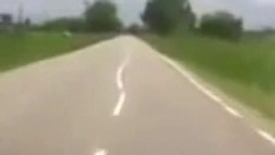 Votkanın Etkisi ile Yol Çizgilerini  Yamuk Çizen Eğlenceli Rus İşçiler