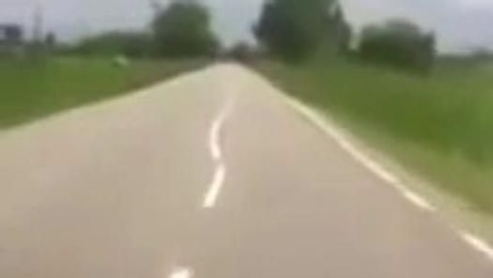 Votkanın Etkisi ile Yol Çizgilerini  Yamuk Çizen Eğlenceli Rus İşçiler