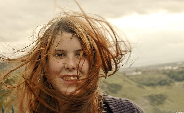 8. Kışın rüzgarlı havalarında saçlar ile mücadele çetin geçer.