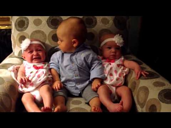 Bir Bebeğin Yanında Oturan İkizler Karşısında Şaşkınlığı