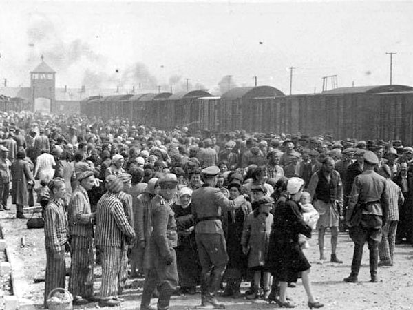 21. Fransız Yahudiler Nazi toplama kamplarına gönderildi.