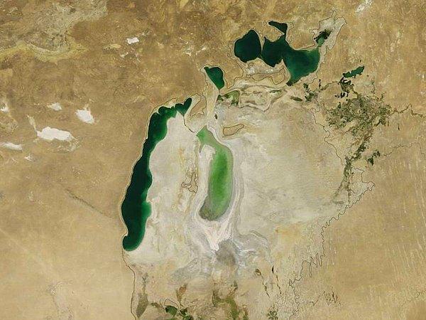 10. Aral Gölü, yıl 2011.