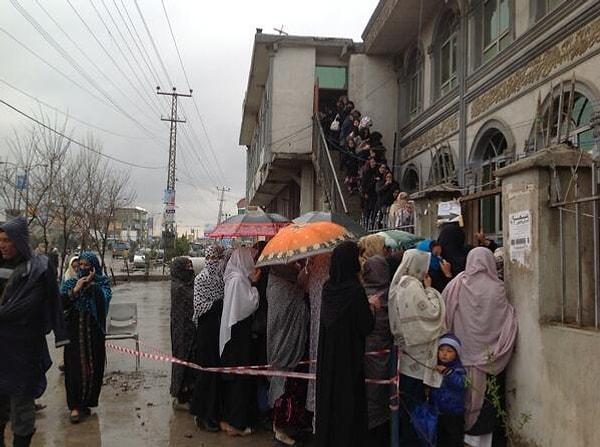 5. Taliban'ın ölüm tehditlerine rağmen seçimlerde oy kullanan Afgan kadınlar