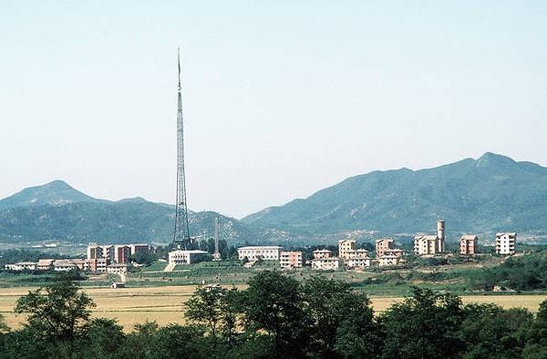 3. Güney Korelileri cezbetmek için sınırda kurdukları Kijong-dong isminde bir model şehirleri var, fakat orada kimse yaşamıyor.