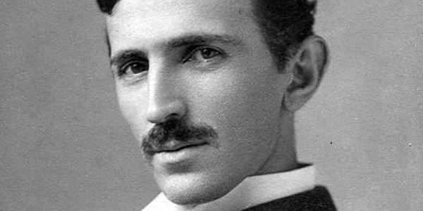 4. Edison ölüm döşeğindeyken Tesla’yı af dilemek için yanına çağırtmış fakat Tesla vaktimi boş laflar dinleyerek geçireceğime, insanlık adına gerekli icatları bularak geçiririm diyerek Edison‘un son arzusunu yerine getirmemiş ve yanına gitmemiştir.
