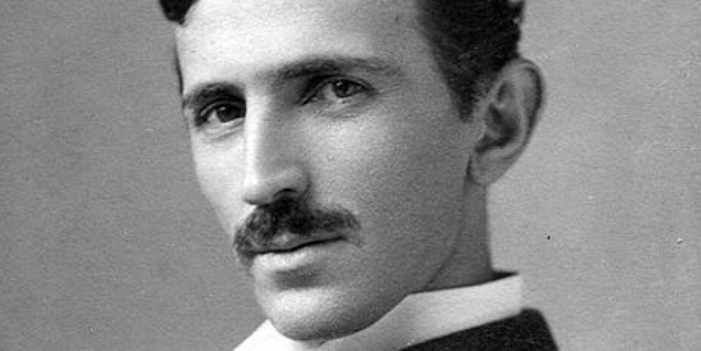Перед смертью Эдисон позвал Теслу, чтобы принести свои извинения, но Тесла решил, что будет лучше потратить это время на пользу человечеству (изобретая что-нибудь), чем слушать бессмысленные слова