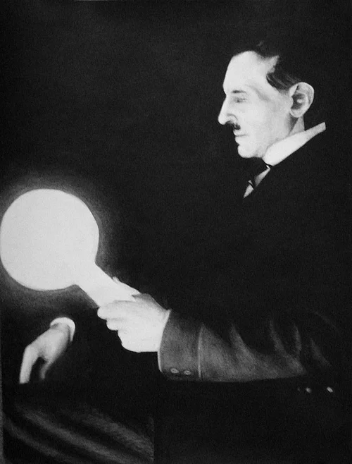 Никола Тесла впервые сказал, что передавать электричество из источника в большем количестве возможно и без проводов. Позднее он доказал это в своих экспериментах