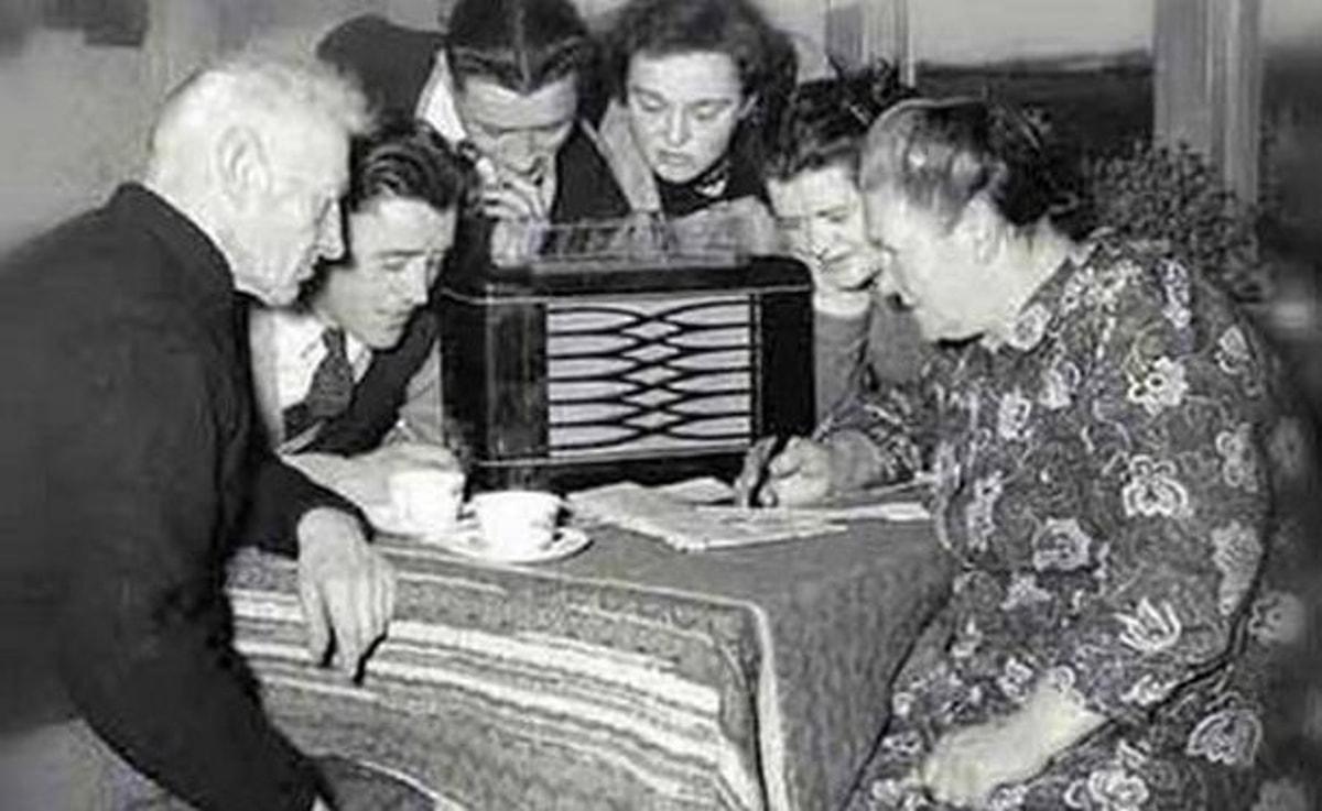 Почему слушают радио. Радиопередача. Радиоприемник 1945 года. Первые радиослушатели. Радиопередачи СССР Здравствуй добрый человек.