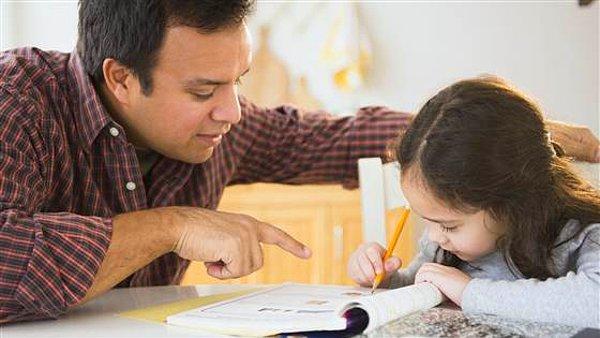 5. Babanız, çok anlamasa da hemen hemen her dersinize yardım etmeye çalışır.